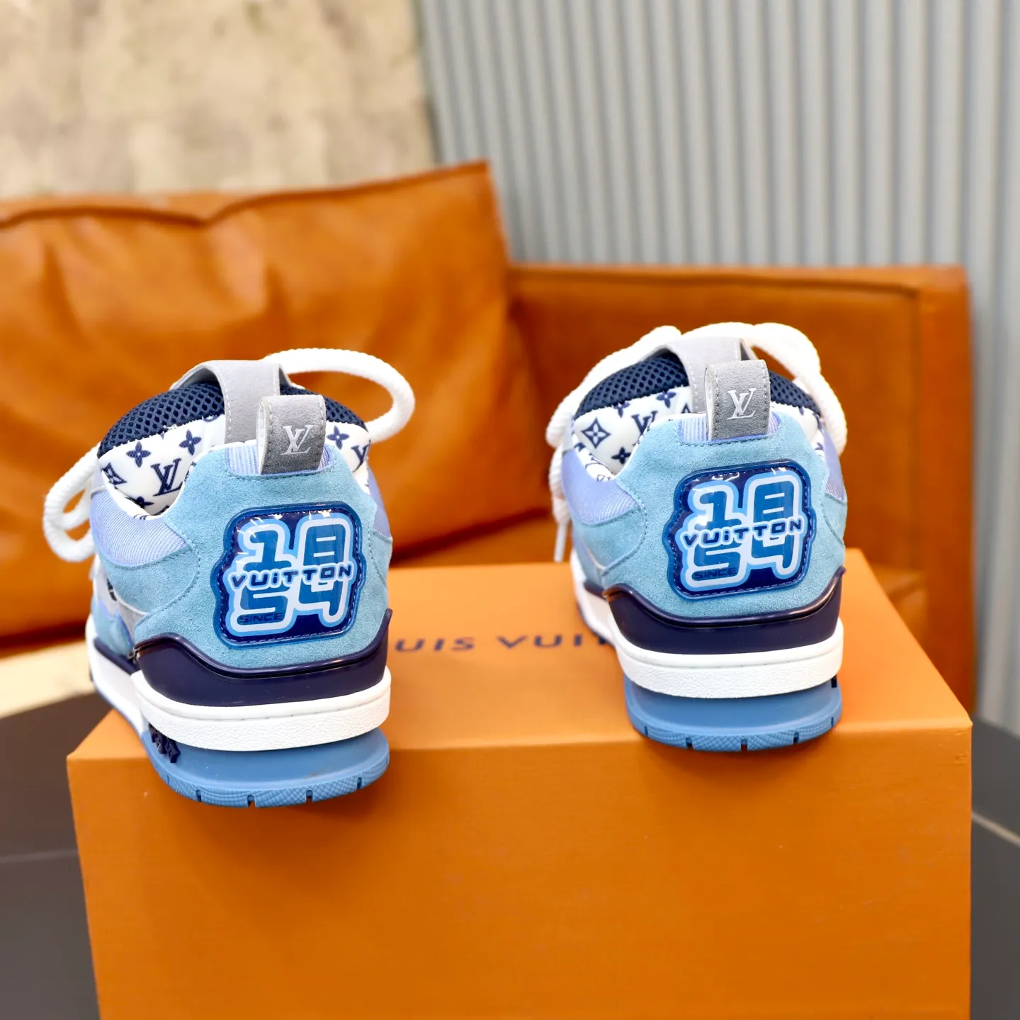 Ex-factory price: 860💰LV Couple👫Louis Vuitton TRAINER sneakers classic Louis Vuitton men's artistic director Virgil Abloh picked inspiration to create this LV Trainer sneaker. Yingze crystal inlays present a colorful effect. VS can be matched with two gorgeous effect colors. The LV letter logo badge on the tongue is gorgeous and noble. The LV letter is decorated on the side. The outsole is decorated with a Monogram flower pattern. It shows the trend of elegance and nobility! Men's and women's models: 35-46